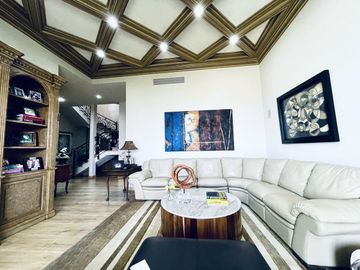 LUJOSA CASA EN VENTA LA CIMA
