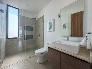 Casa nueva en venta  por Vialidad López Portillo, fraccionamiento residencial cerca del aeropuerto de Toluca, parque Toluca 2000 y Plaza Santin.