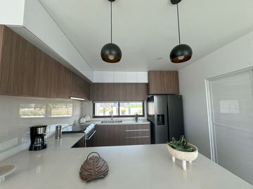 Casa nueva en venta  por Vialidad López Portillo, fraccionamiento residencial cerca del aeropuerto de Toluca, parque Toluca 2000 y Plaza Santin.