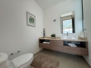 Casa nueva en venta  por Vialidad López Portillo, fraccionamiento residencial cerca del aeropuerto de Toluca, parque Toluca 2000 y Plaza Santin.