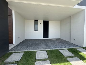 Casa nueva en venta  por Vialidad López Portillo, fraccionamiento residencial cerca del aeropuerto de Toluca, parque Toluca 2000 y Plaza Santin.