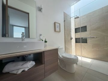Casa nueva en venta  por Vialidad López Portillo, fraccionamiento residencial cerca del aeropuerto de Toluca, parque Toluca 2000 y Plaza Santin.