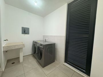 Casa nueva en venta  por Vialidad López Portillo, fraccionamiento residencial cerca del aeropuerto de Toluca, parque Toluca 2000 y Plaza Santin.