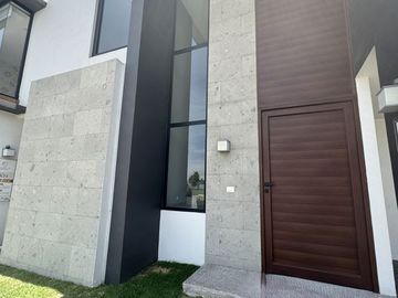 Casa nueva en venta  por Vialidad López Portillo, fraccionamiento residencial cerca del aeropuerto de Toluca, parque Toluca 2000 y Plaza Santin.
