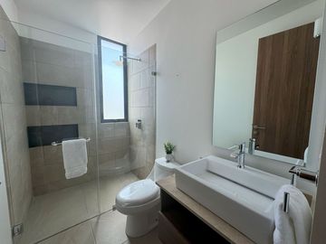 Casa nueva en venta  por Vialidad López Portillo, fraccionamiento residencial cerca del aeropuerto de Toluca, parque Toluca 2000 y Plaza Santin.