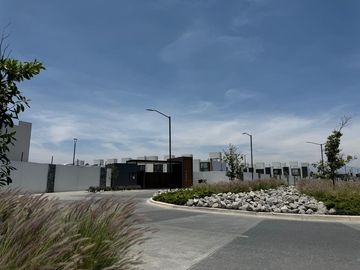 Casa nueva en venta  por Vialidad López Portillo, fraccionamiento residencial cerca del aeropuerto de Toluca, parque Toluca 2000 y Plaza Santin.