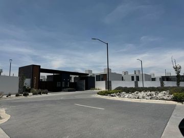 Casa nueva en venta  por Vialidad López Portillo, fraccionamiento residencial cerca del aeropuerto de Toluca, parque Toluca 2000 y Plaza Santin.