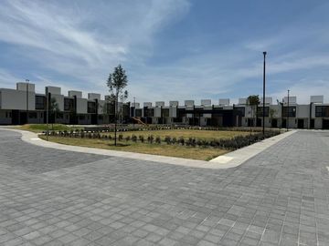 Casa nueva en venta  por Vialidad López Portillo, fraccionamiento residencial cerca del aeropuerto de Toluca, parque Toluca 2000 y Plaza Santin.