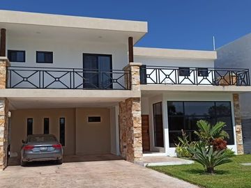 CASA EN VENTA PRIVADA NORTEMERIDA 4 REC, PISCINA, AMENIDADES DE LUJO