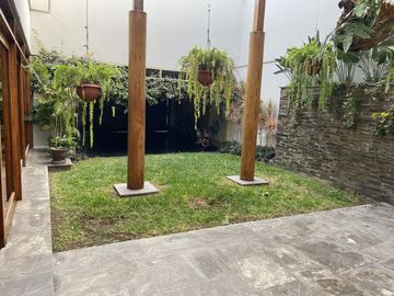 LINDA CASA EN VENTA EN CONDOMINIO TRES MARIAS SURCO DE 4 DORM 4 BAÑOS Y JARDIN
