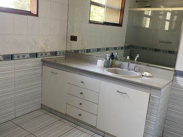 LINDA CASA EN VENTA EN CONDOMINIO TRES MARIAS SURCO DE 4 DORM 4 BAÑOS Y JARDIN