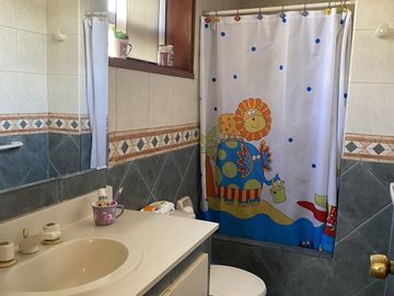 LINDA CASA EN VENTA EN CONDOMINIO TRES MARIAS SURCO DE 4 DORM 4 BAÑOS Y JARDIN