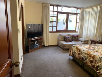 LINDA CASA EN VENTA EN CONDOMINIO TRES MARIAS SURCO DE 4 DORM 4 BAÑOS Y JARDIN