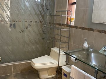 LINDA CASA EN VENTA EN CONDOMINIO TRES MARIAS SURCO DE 4 DORM 4 BAÑOS Y JARDIN