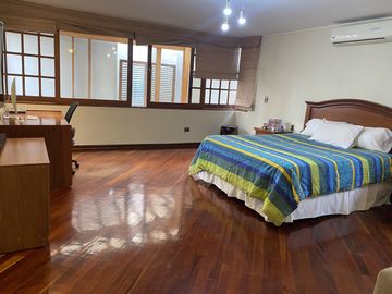 LINDA CASA EN VENTA EN CONDOMINIO TRES MARIAS SURCO DE 4 DORM 4 BAÑOS Y JARDIN