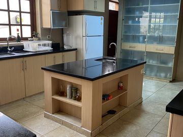 LINDA CASA EN VENTA EN CONDOMINIO TRES MARIAS SURCO DE 4 DORM 4 BAÑOS Y JARDIN