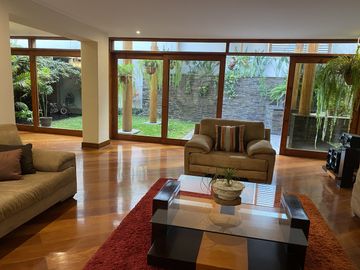 LINDA CASA EN VENTA EN CONDOMINIO TRES MARIAS SURCO DE 4 DORM 4 BAÑOS Y JARDIN