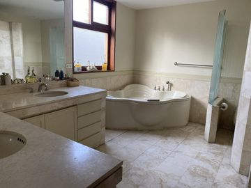 LINDA CASA EN VENTA EN CONDOMINIO TRES MARIAS SURCO DE 4 DORM 4 BAÑOS Y JARDIN