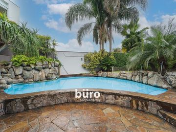 PRECIOSA CASA EN VENTA EN TOMASAL SURCO CON 3 DORMITORIOS JARDIN Y PISCINA