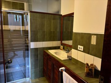 PRECIOSA CASA EN VENTA EN TOMASAL SURCO CON 3 DORMITORIOS JARDIN Y PISCINA