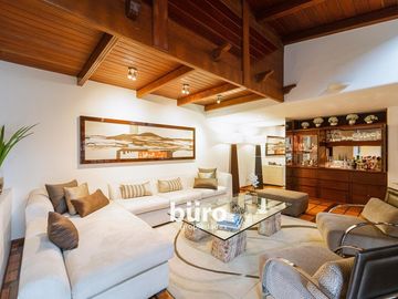 PRECIOSA CASA EN VENTA EN TOMASAL SURCO CON 3 DORMITORIOS JARDIN Y PISCINA