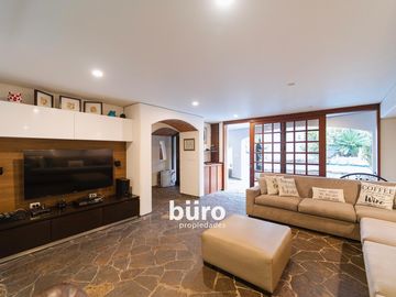 PRECIOSA CASA EN VENTA EN TOMASAL SURCO CON 3 DORMITORIOS JARDIN Y PISCINA