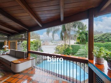 PRECIOSA CASA EN VENTA EN TOMASAL SURCO CON 3 DORMITORIOS JARDIN Y PISCINA