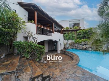 PRECIOSA CASA EN VENTA EN TOMASAL SURCO CON 3 DORMITORIOS JARDIN Y PISCINA
