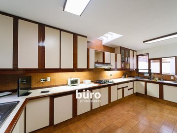PRECIOSA CASA EN VENTA EN TOMASAL SURCO CON 3 DORMITORIOS JARDIN Y PISCINA