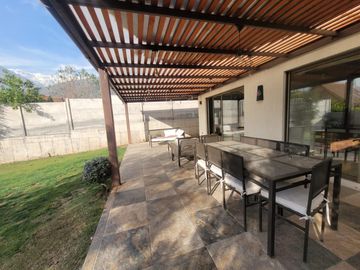 Casa en venta 4D+3b+piscina+jardin con terreno en Alto Macúl