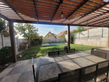 Casa en venta 4D+3b+piscina+jardin con terreno en Alto Macúl