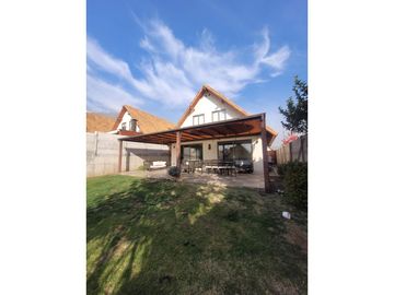 Casa en venta 4D+3b+piscina+jardin con terreno en Alto Macúl