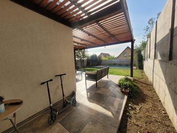 Casa en venta 4D+3b+piscina+jardin con terreno en Alto Macúl