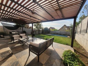 Casa en venta 4D+3b+piscina+jardin con terreno en Alto Macúl