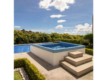 Residencia en Venta En Fracc. Cerrado en La Calera