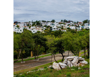 Residencia en Venta En Fracc. Cerrado en La Calera