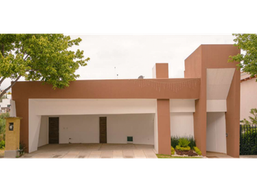 Residencia en Venta En Fracc. Cerrado en La Calera