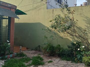 CASA 4 AMBIENTES CON JARDIN Y GALERIA EN VILLA BALLESTER