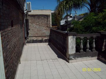 Casa 4 ambientes c/ cochera, patio c/ quincho y terraza