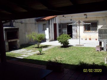 Casa 4 ambientes c/ cochera, patio c/ quincho y terraza