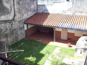 Casa 4 ambientes c/ cochera, patio c/ quincho y terraza