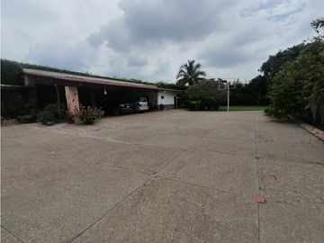 GRAN CASA EN PANCE POR LA IGLESIA LA MARIA EN VENTA CALI