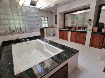 GRAN CASA EN PANCE POR LA IGLESIA LA MARIA EN VENTA CALI