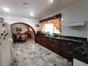 GRAN CASA EN PANCE POR LA IGLESIA LA MARIA EN VENTA CALI
