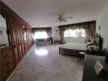 GRAN CASA EN PANCE POR LA IGLESIA LA MARIA EN VENTA CALI