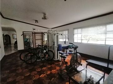 GRAN CASA EN PANCE POR LA IGLESIA LA MARIA EN VENTA CALI