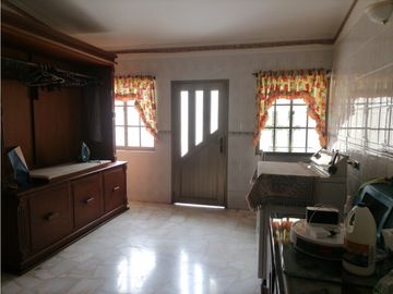 GRAN CASA EN PANCE POR LA IGLESIA LA MARIA EN VENTA CALI