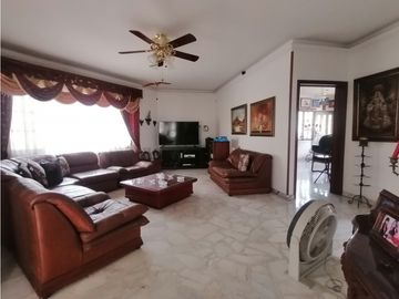GRAN CASA EN PANCE POR LA IGLESIA LA MARIA EN VENTA CALI