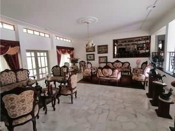 GRAN CASA EN PANCE POR LA IGLESIA LA MARIA EN VENTA CALI
