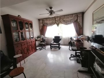 GRAN CASA EN PANCE POR LA IGLESIA LA MARIA EN VENTA CALI